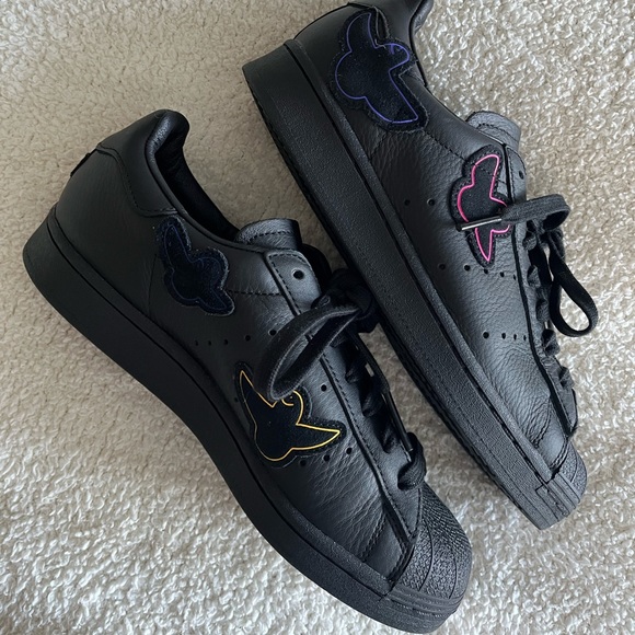 Adidas Black Superstars NEW Size 7 Unisex - Picture 2 of 4